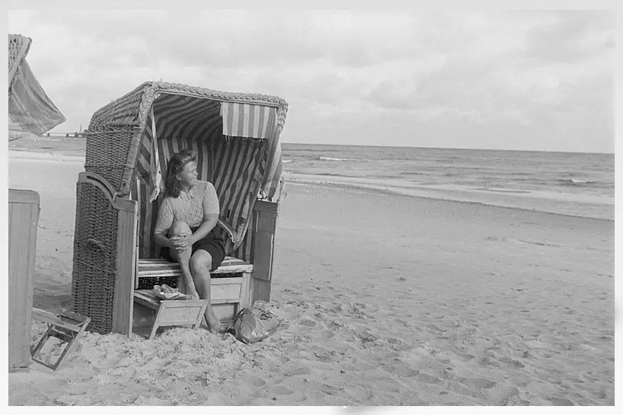 Strandkorb Geschichte - Frau im Strandkorb
