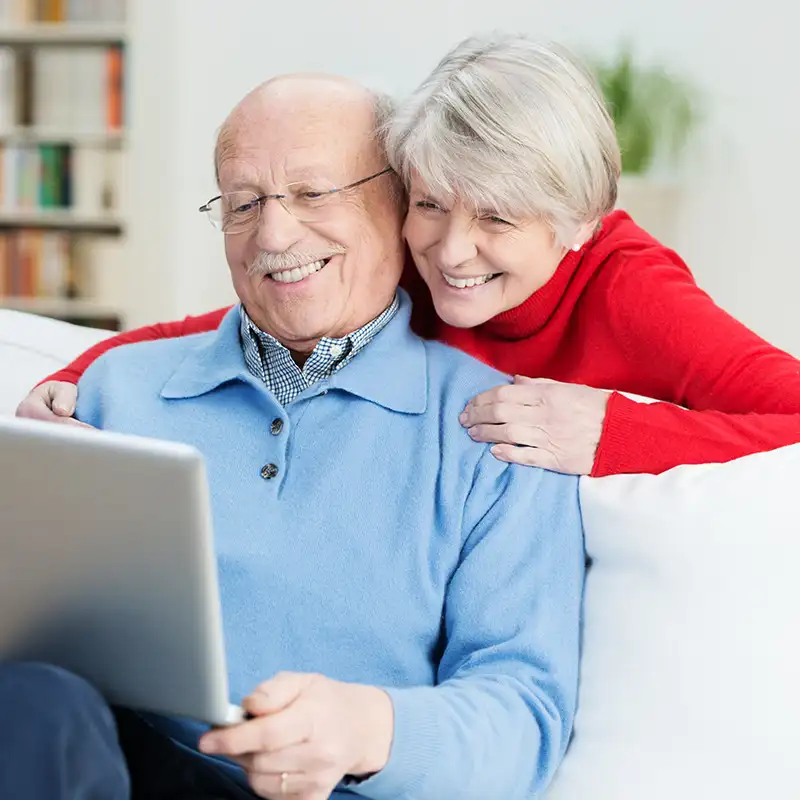 ehepaar-am-laptop